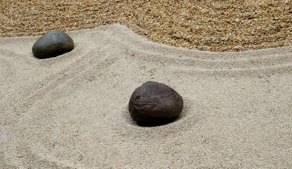 在日本里瓦德尔加尔达的一个艺术花园里 各种形状的鹅卵石 图库图片