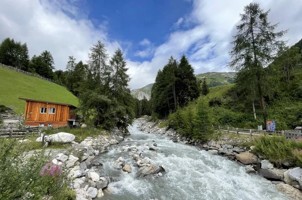 Avustralya Alpleri 'nin dağlık doğasında vahşi bir nehir. — Stok fotoğraf