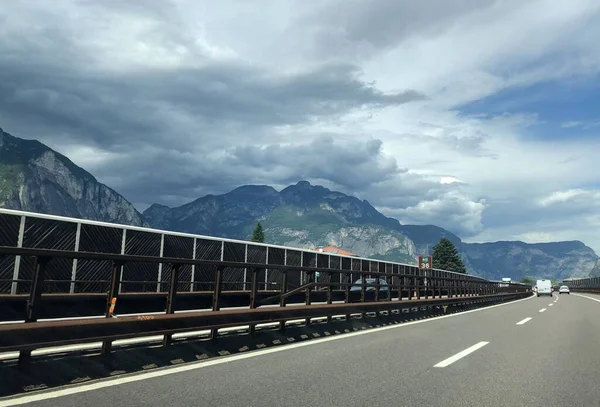 Carretera a través de las montañas de bolsano en italia — Foto de Stock