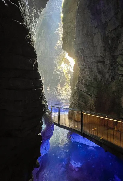 Kolorowy Wodospad Jaskini Cascate Del Varone Riva Del Garda Włoszech — Zdjęcie stockowe