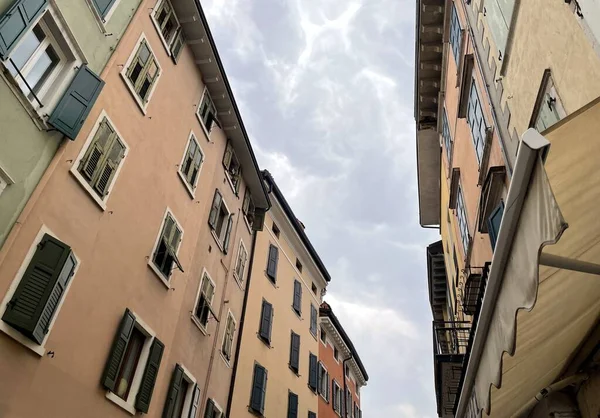 Oude Huizen Aan Een Straat Riva Del Garda Italië — Stockfoto