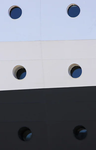 Crucero lado del barco Portholes —  Fotos de Stock