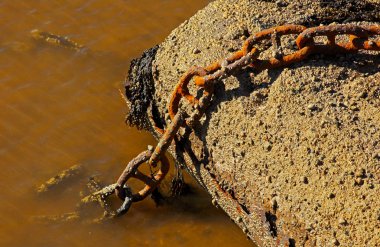 Rusty deniz zinciri Harbor su