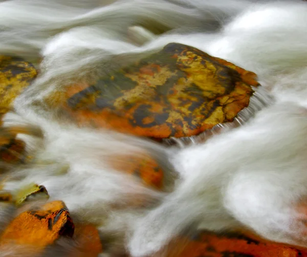 Água corrente rochas movimento — Fotografia de Stock