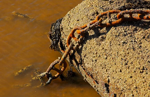 Rostige Seekette birgt Wasser — Stockfoto