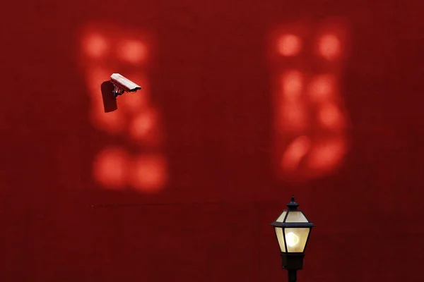 Miejskich alei aparat Streetlight czerwone ściany — Zdjęcie stockowe