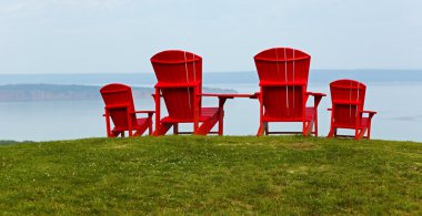 Dört kırmızı Adirondack sandalyeler
