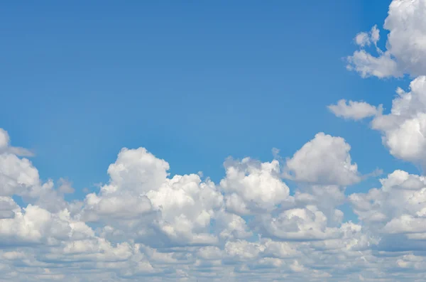 White clouds in the blue sky background — Stock Photo, Image