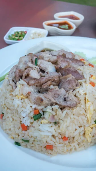 Смажений рис з яловичиною — стокове фото