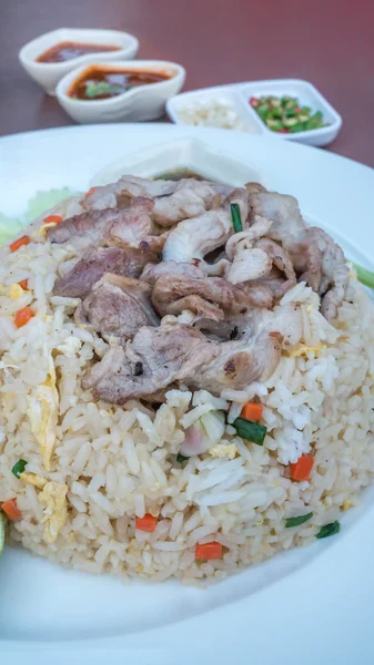 Смажений рис з яловичиною — стокове фото
