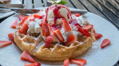 Waffle taze çilek ile 