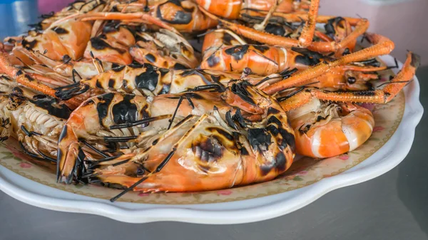 Crevettes grillées sur le plat — Photo