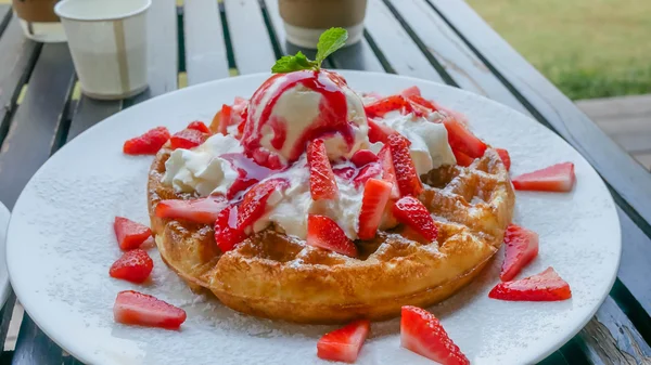 Waffles com morangos frescos — Fotografia de Stock