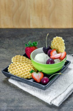 Böğürtlenli dondurma.