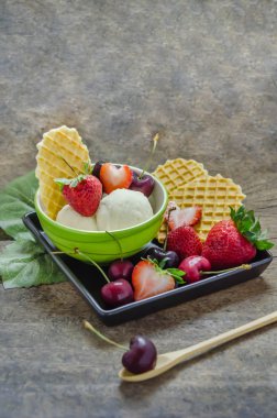 Böğürtlenli dondurma.