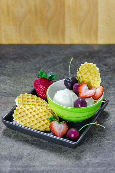 Böğürtlenli dondurma.