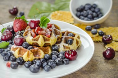 Böğürtlenli ev yapımı waffle.