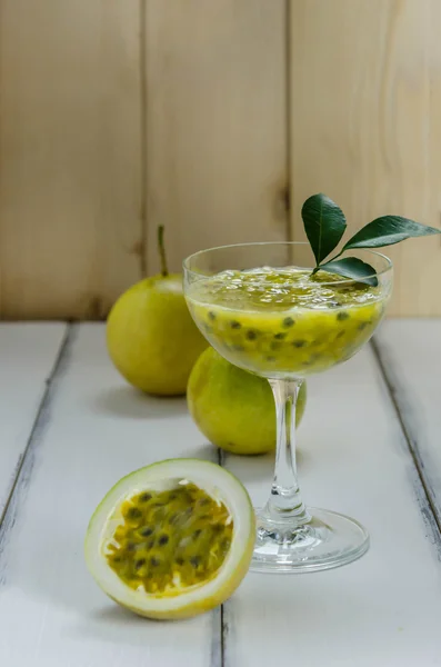 Frischer Passionsfruchtsaft im Glas — Stockfoto