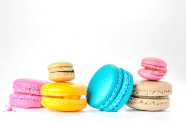 beyaz üzerine macaroons 