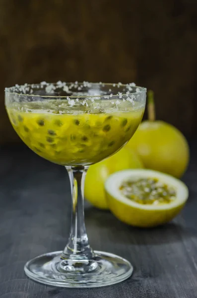 Färsk passionsfrukt juice i glas — Stockfoto