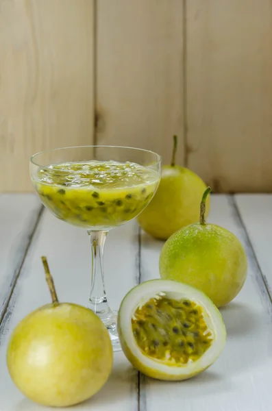 Frischer Passionsfruchtsaft im Glas — Stockfoto