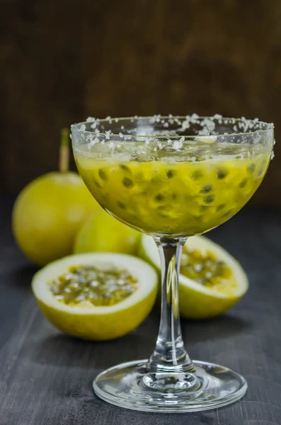 Fresh passion fruit juice in glass — Stock Photo, Image