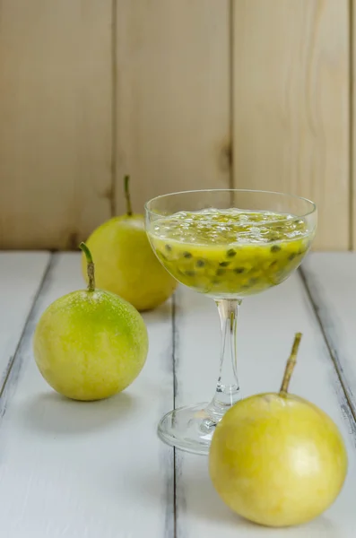 Frischer Passionsfruchtsaft im Glas — Stockfoto