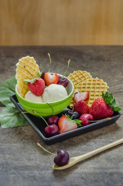 Böğürtlenli dondurma.