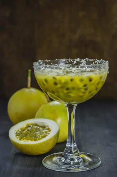 Fresh passion fruit juice in glass — Stock Photo, Image