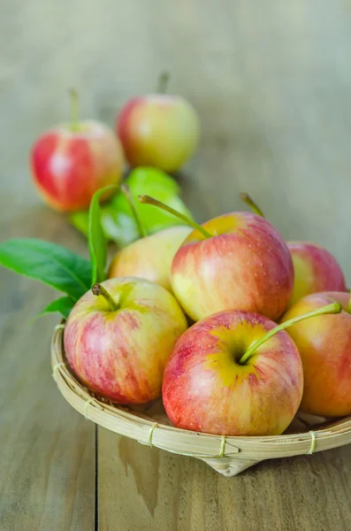 Röda och gula äpple på trä bakgrund — Stockfoto