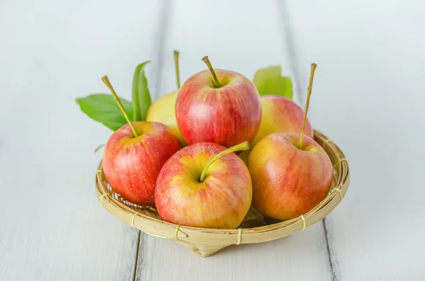 Röda och gula äpple på trä bakgrund — Stockfoto