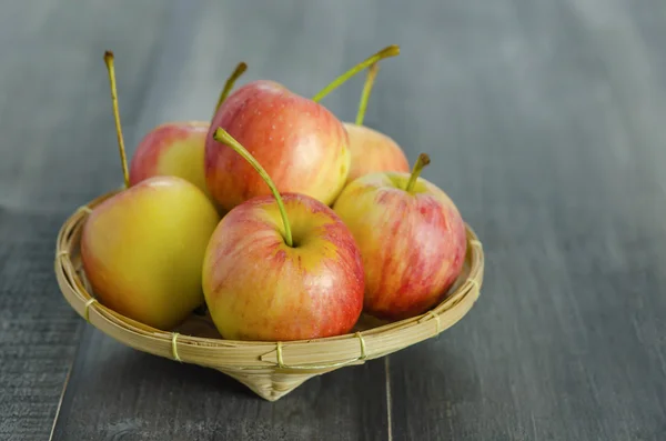 Ahşap arka plan üzerinde kırmızı ve sarı elma — Stok fotoğraf