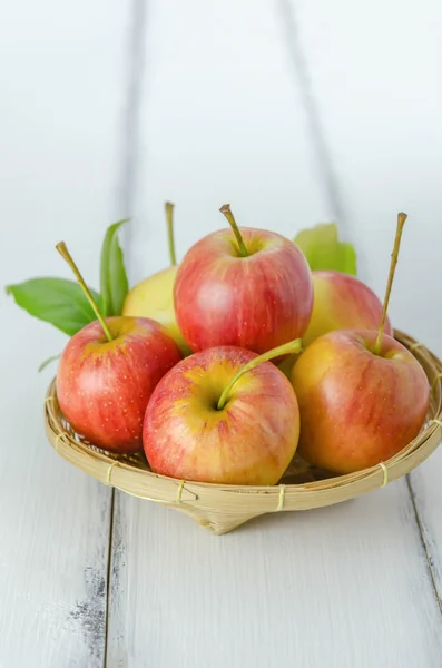 Röda och gula äpple på trä bakgrund — Stockfoto