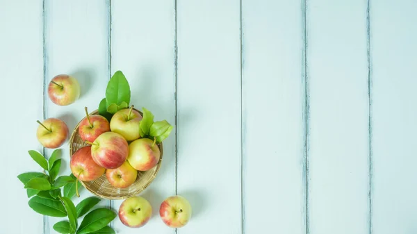 Üstten Görünüm kırmızı ve sarı elma — Stok fotoğraf