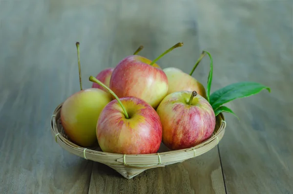 Roter und gelber Apfel auf Holzgrund — Stockfoto