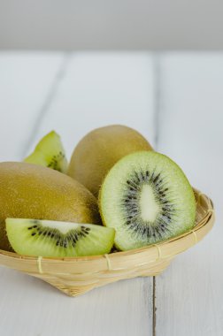 kivi ve bambu sepet ile dilimlenmiş 