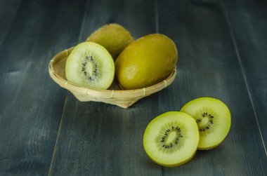 kivi ve bambu sepet ile dilimlenmiş 