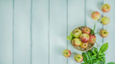 Üstten Görünüm kırmızı ve sarı elma