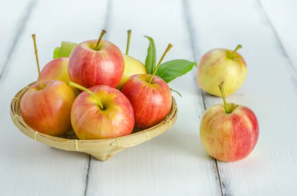 Röda och gula äpple på trä bakgrund — Stockfoto