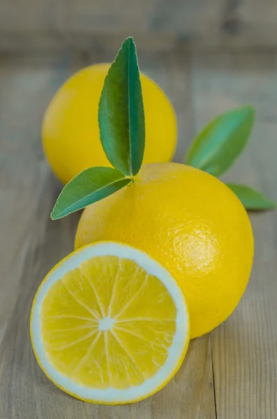 Ripe orange with leaves on wooden background — Stock Photo, Image