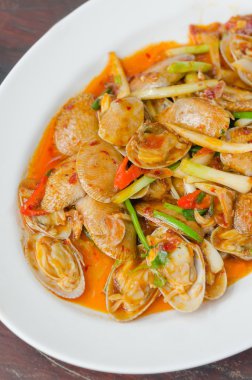 Baharatlı istiridye tabağı üzerinde