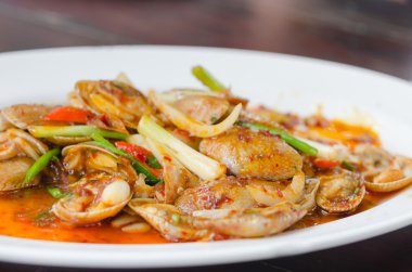 Baharatlı istiridye tabağı üzerinde