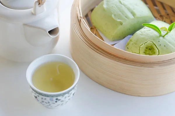 Varmt te och mantou — Stockfoto