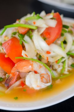 Baharatlı karides salatası.