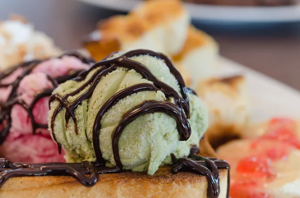 Honey toast and ice cream — Stock Photo, Image