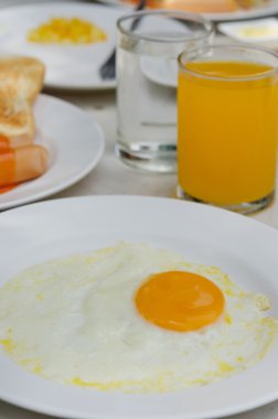 sahanda yumurta ve meyve suyu