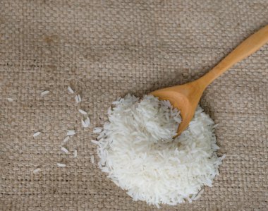 Beyaz pirinç taneleri