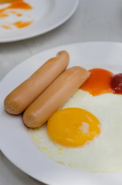 Яйцо и колбаса — стоковое фото