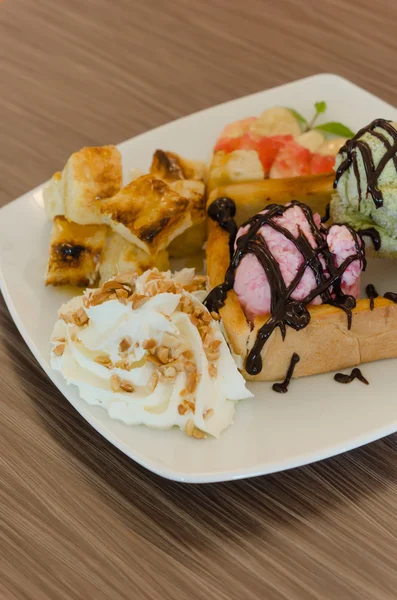 Honey toast and ice cream — Stock Photo, Image