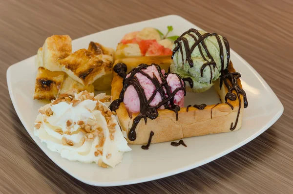 Honey toast and ice cream — Stock Photo, Image